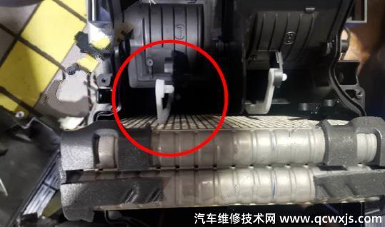 寶馬F49/F52從中間通風格柵流出不同的氣流解決方法 寶馬F49/F52從中間通風格柵流出不同的氣流解決方法