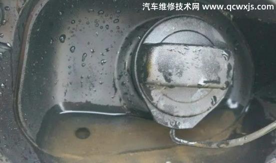 汽車油箱里有水是怎么回事 汽車油箱里有水是怎么回事