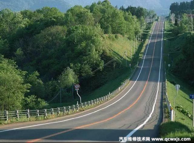 下長坡時控制車速的正確方法是什么