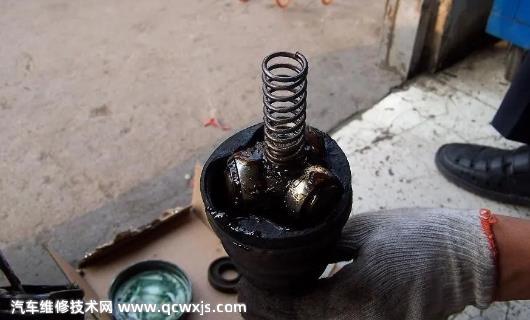 萬(wàn)向節(jié)異響的原因有哪些 萬(wàn)向節(jié)異響的原因有哪些