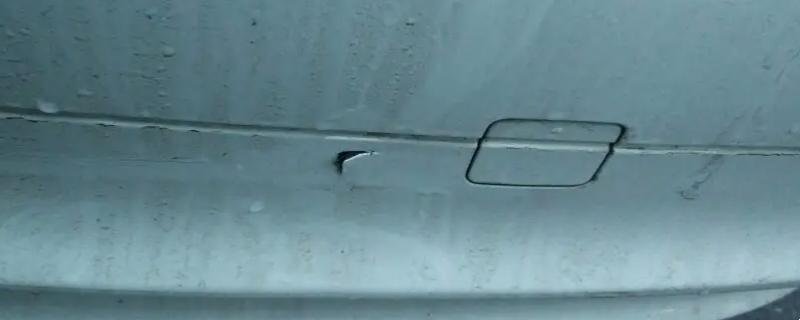 后保險杠被撞裂了一點有要換新的嗎 后保險杠被撞裂了一點有要換新的嗎