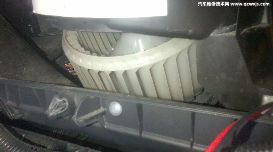 汽車供電系統負荷管理干預故障導致空調不制冷維修案例 汽車供電系統負荷管理干預故障導致空調不制冷維修案例