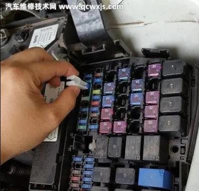汽車保險絲更換步驟 汽車保險絲怎么拔出來