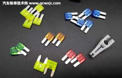 汽車保險(xiǎn)絲更換步驟 汽車保險(xiǎn)絲怎么拔出來 汽車保險(xiǎn)絲更換步驟 汽車保險(xiǎn)絲怎么拔出來