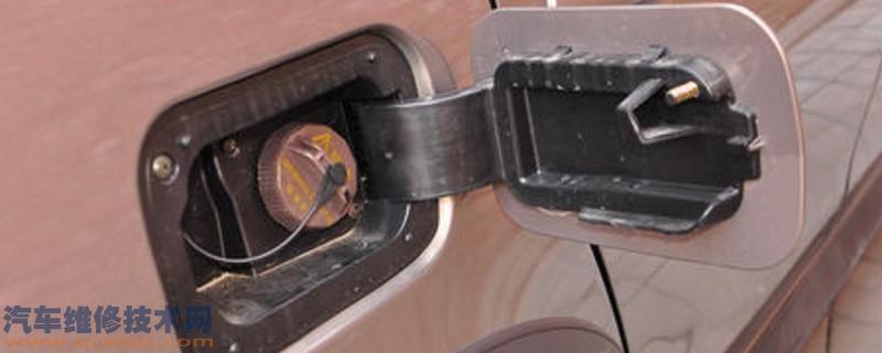 小車加油開關什么地方