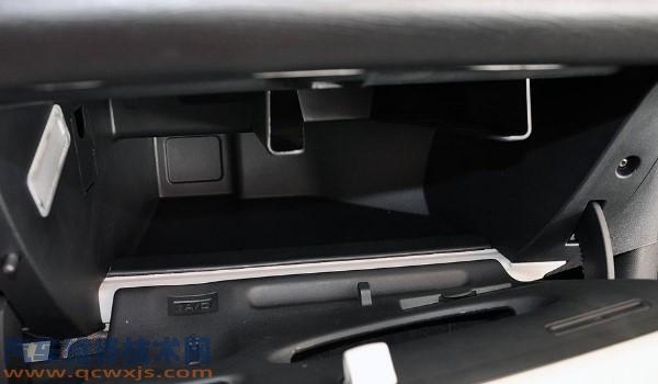 副駕駛腳上面的蓋板叫什么 副駕駛腳上面的蓋板叫什么