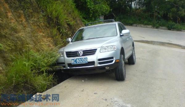 汽車一側掉溝里傷底盤嗎 汽車一側掉溝里傷底盤嗎