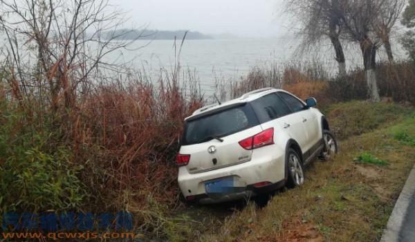 汽車一側掉溝里傷底盤嗎 汽車一側掉溝里傷底盤嗎