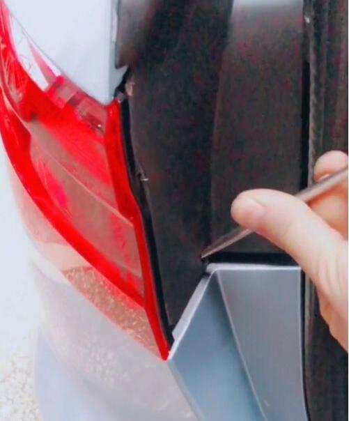 尾燈拆開方法 汽車尾燈拆卸方法