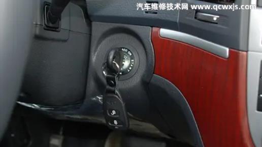 打開點火開關后車燈 、行李箱功能異常