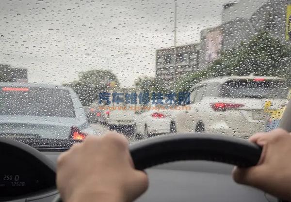 汽車雨天前擋風玻璃模糊怎么處理