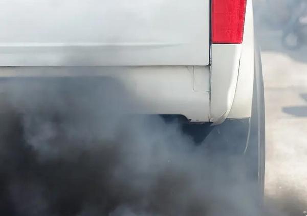 排氣管冒黑煙有油味