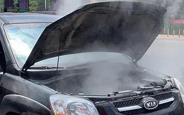 引擎蓋冒白煙還能開嗎