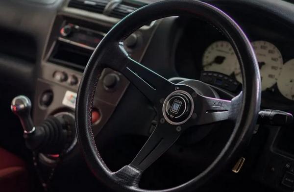 車方向盤鎖住了怎么辦