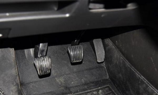 離合器冒煙必須換嗎