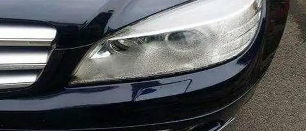 車燈內部起霧正常嗎