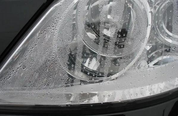 新換的車燈為什么有霧