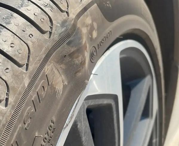 汽車輪胎鼓包了一點就得換嗎