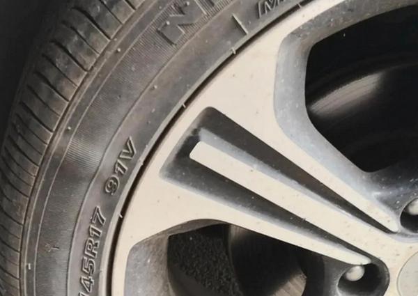 汽車輪胎鼓包是什么原因造成的