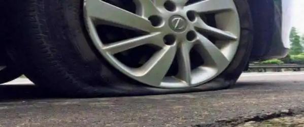 汽車爆胎怎么處理