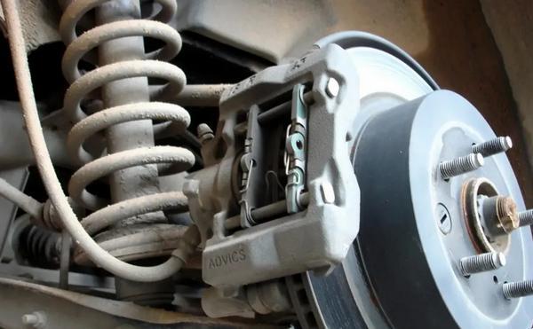 點剎好還是持續剎車好