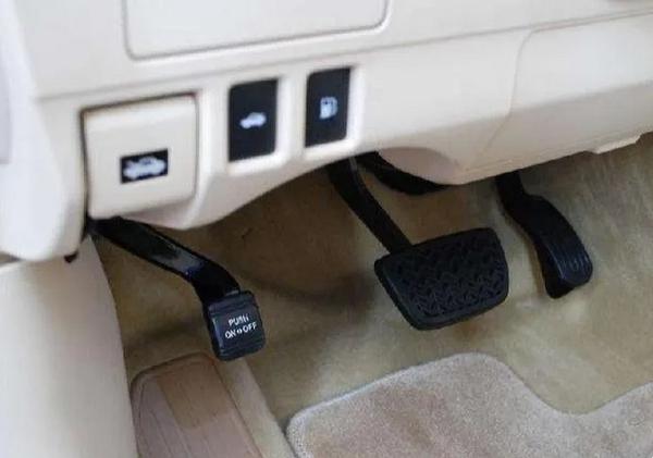 高速怎么踩剎車最安全