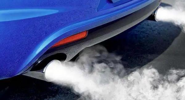 冬天排氣管冒白煙很大正常嗎