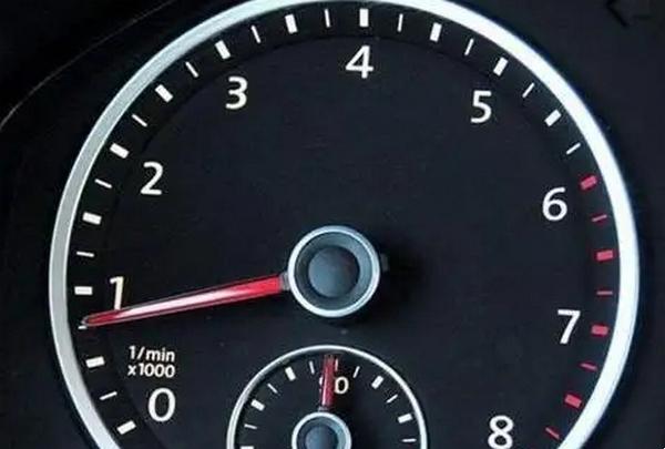 冬天汽車轉速高怎么回事