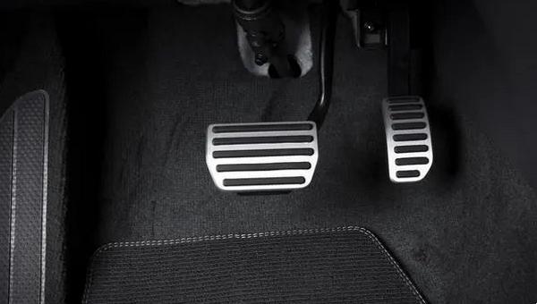 自動擋剎車和油門一起踩會怎樣