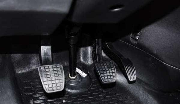 油門剎車一起踩傷車嗎