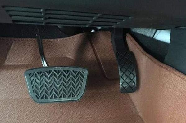 剎車油門一起踩會怎樣