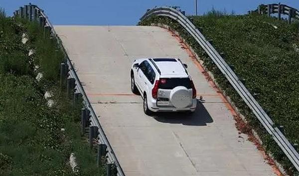 手動擋坡道起步如何不熄火不溜車