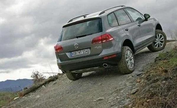 自動(dòng)擋半坡起步怎么不溜車(chē)