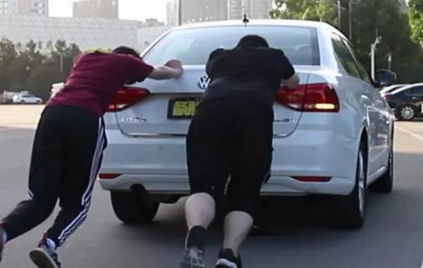 自動擋沒電了可以推車啟動嗎