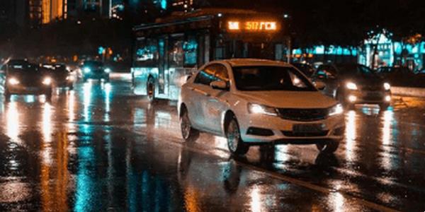 夜晚跟車如何使用燈光