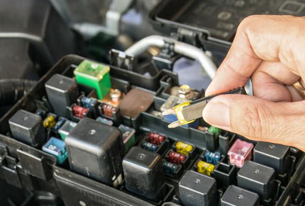 汽車保險絲燒了還能開嗎