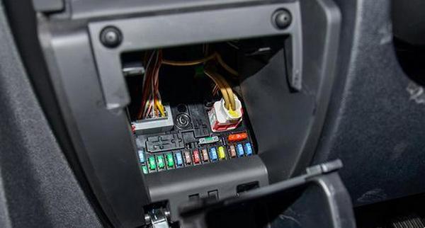 怎樣判斷汽車(chē)保險(xiǎn)絲壞了?