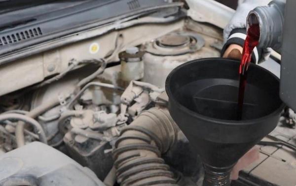 一般手動擋變速箱加多少油