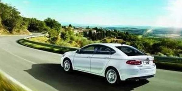 車輛轉(zhuǎn)彎時怎么操作