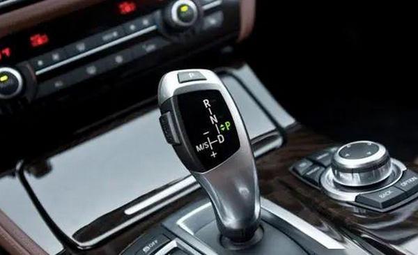 手自一體手動擋怎么開