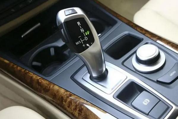 手自一體怎么開上坡和下坡