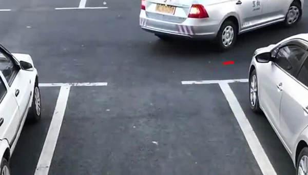 新手倒車方向盤怎么打