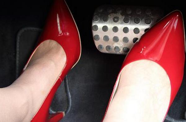 穿高跟鞋開車有哪些危害