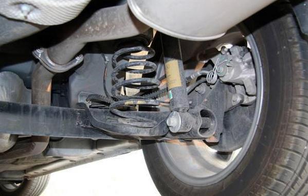 什么是扭力梁式非獨立懸架