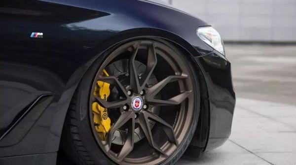 汽車輪胎互換是帶輪轂一起調換嗎?