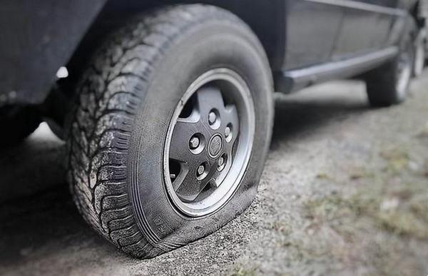 前輪爆胎和后輪爆胎,哪個更危險?