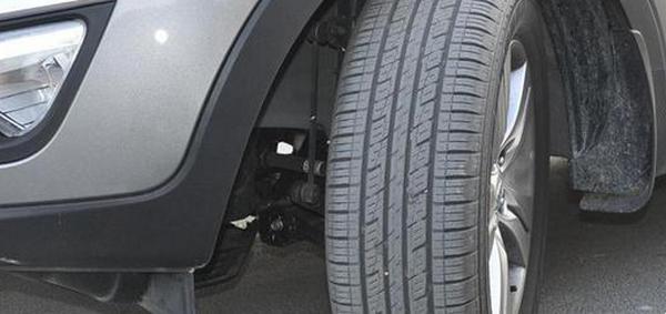 輪胎花紋對稱與不對稱哪個好