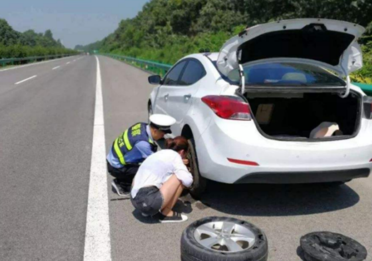 高速輪胎爆胎怎么救援