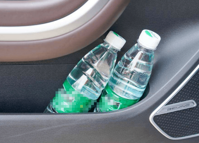 交警說(shuō)了，車(chē)上不能放礦泉水。