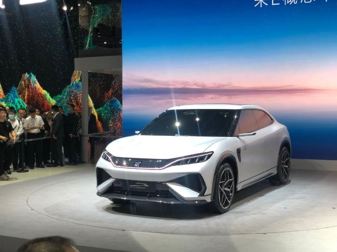 今天咱們要說(shuō)的是比亞迪王朝系列的一款全新車(chē)型——宋L概念車(chē)